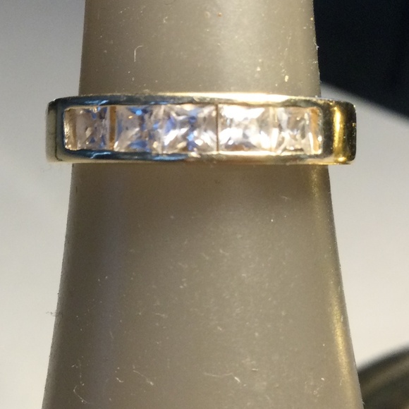 Beautiful Solid Gold 10k Ring With 5 White Sapphires - Picture 1 of 13